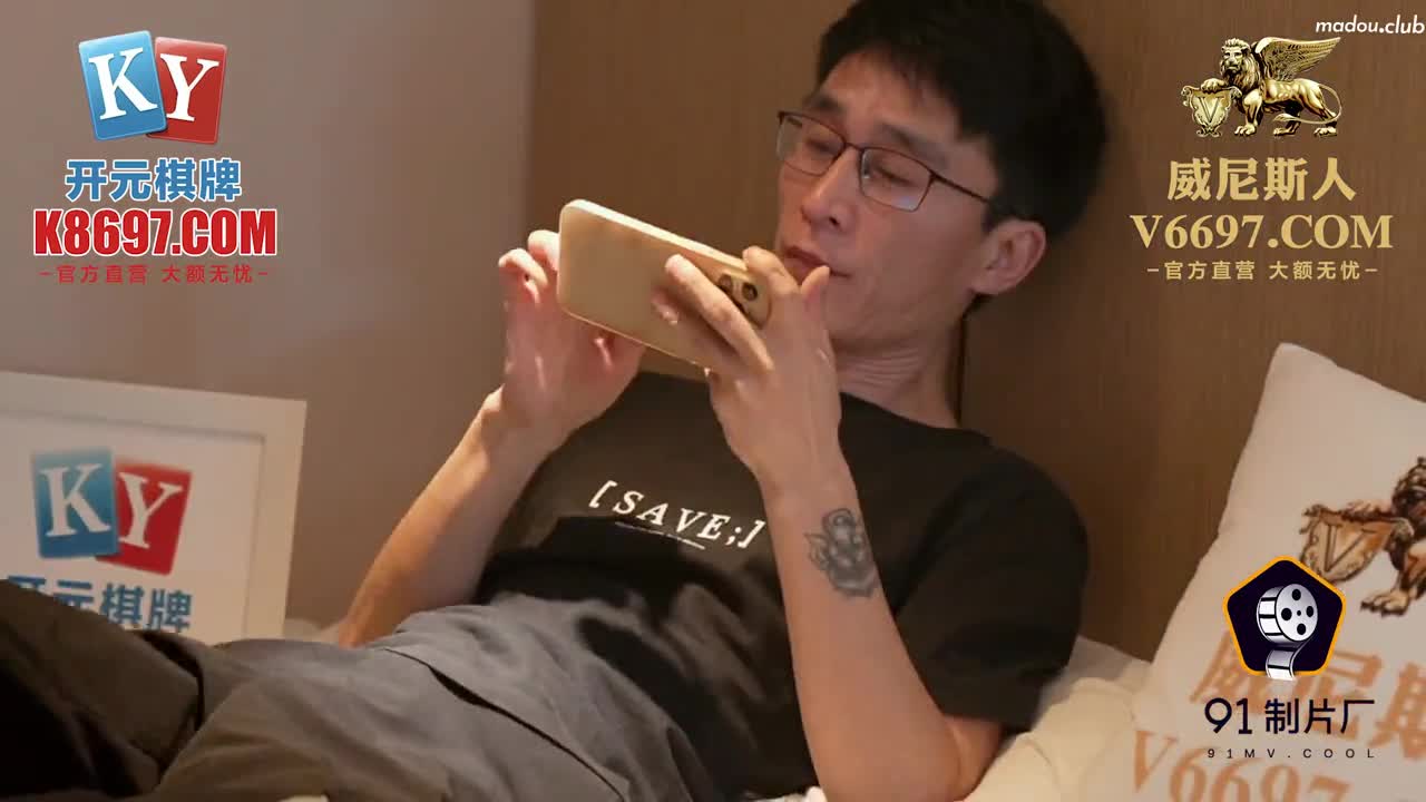 CUS-999 人妻出轨  边接电话边被操