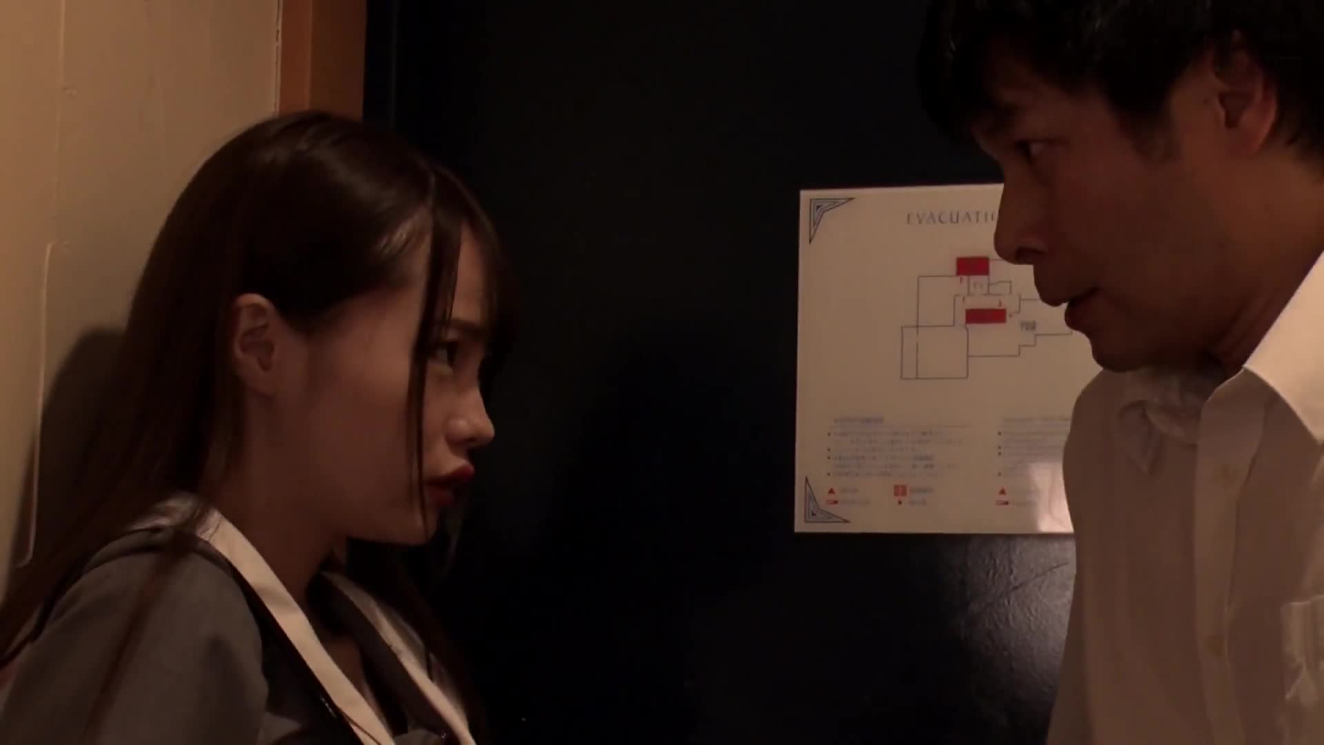 ETQR-497 一个穿著制服的漂亮女孩，她是一个女小子，将为您提供肮脏的鸡巴-松本一香