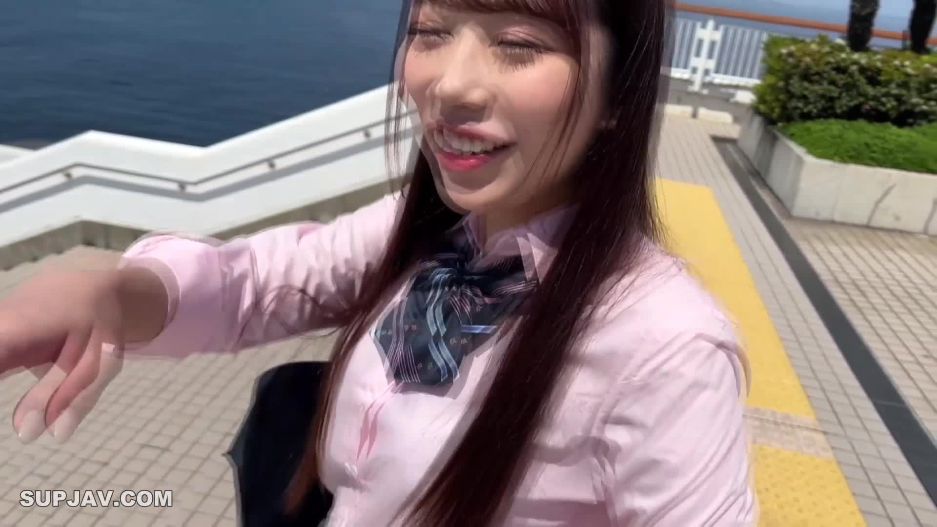 FC2-PPV-3841510 强烈的生殖器 美女18岁住在车上老男人口交制服奇怪的故事