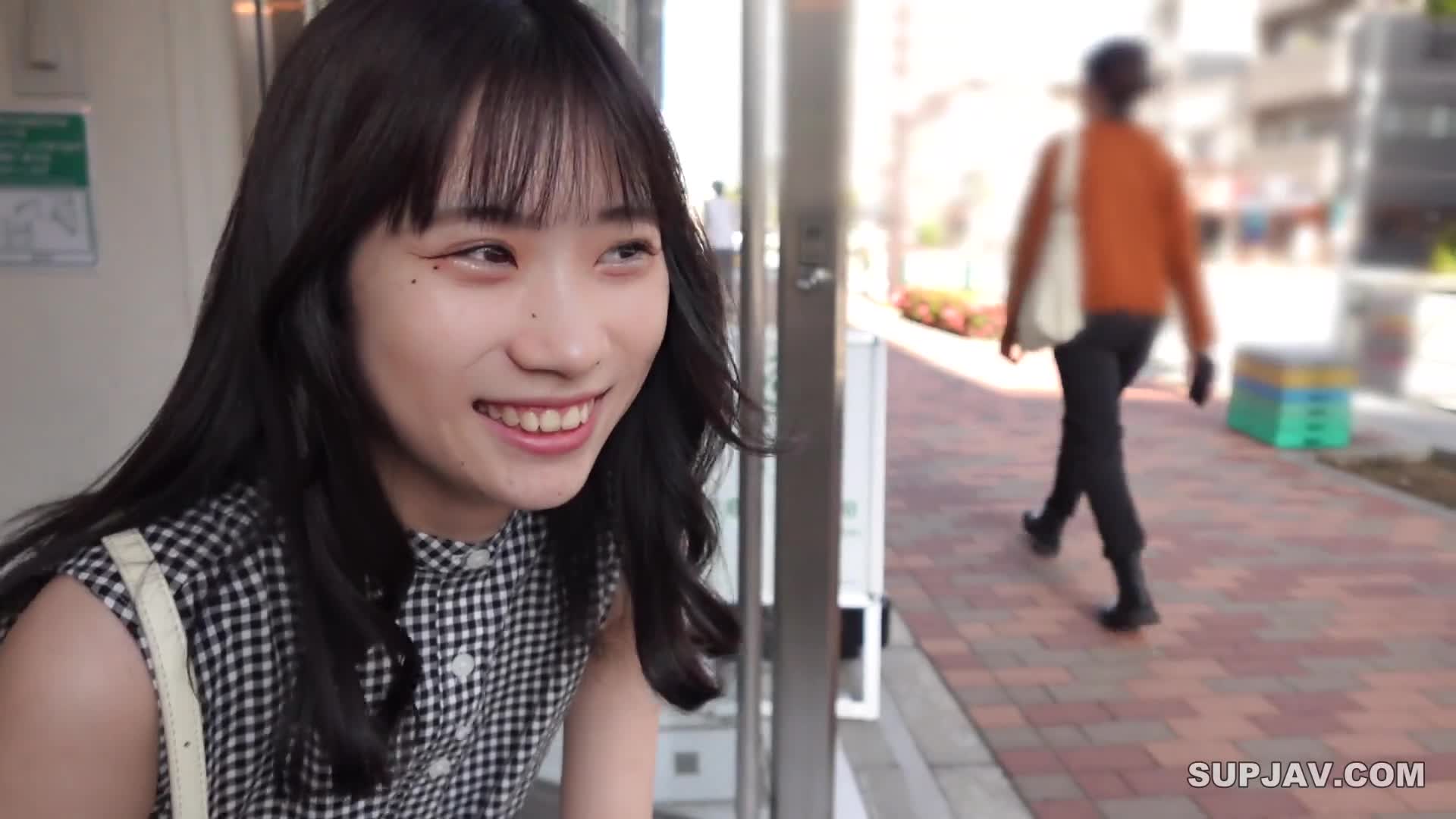 FC2-PPV-3818246 今年春天18岁的白人小姑娘，一个可以看她一眼的大学生