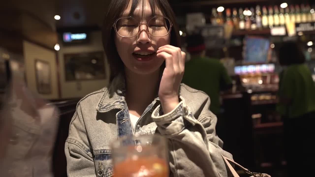 FC2-PPV-3305003 援交女孩相约wacca广场见面