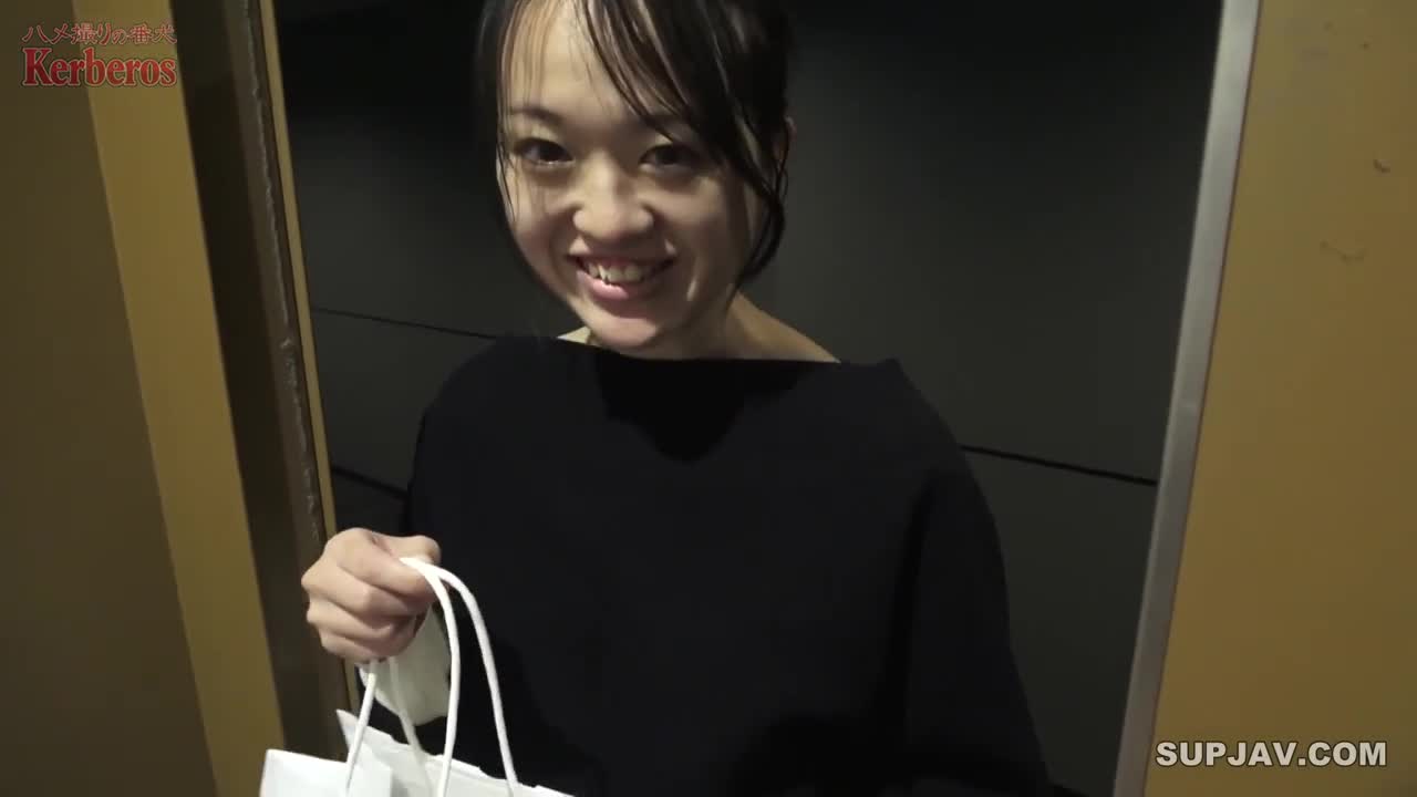 FC2-PPV-3340961 离开酒铺的时候突然3P肛交不好过去是痛苦的同时进入也是痛苦的！ 19岁