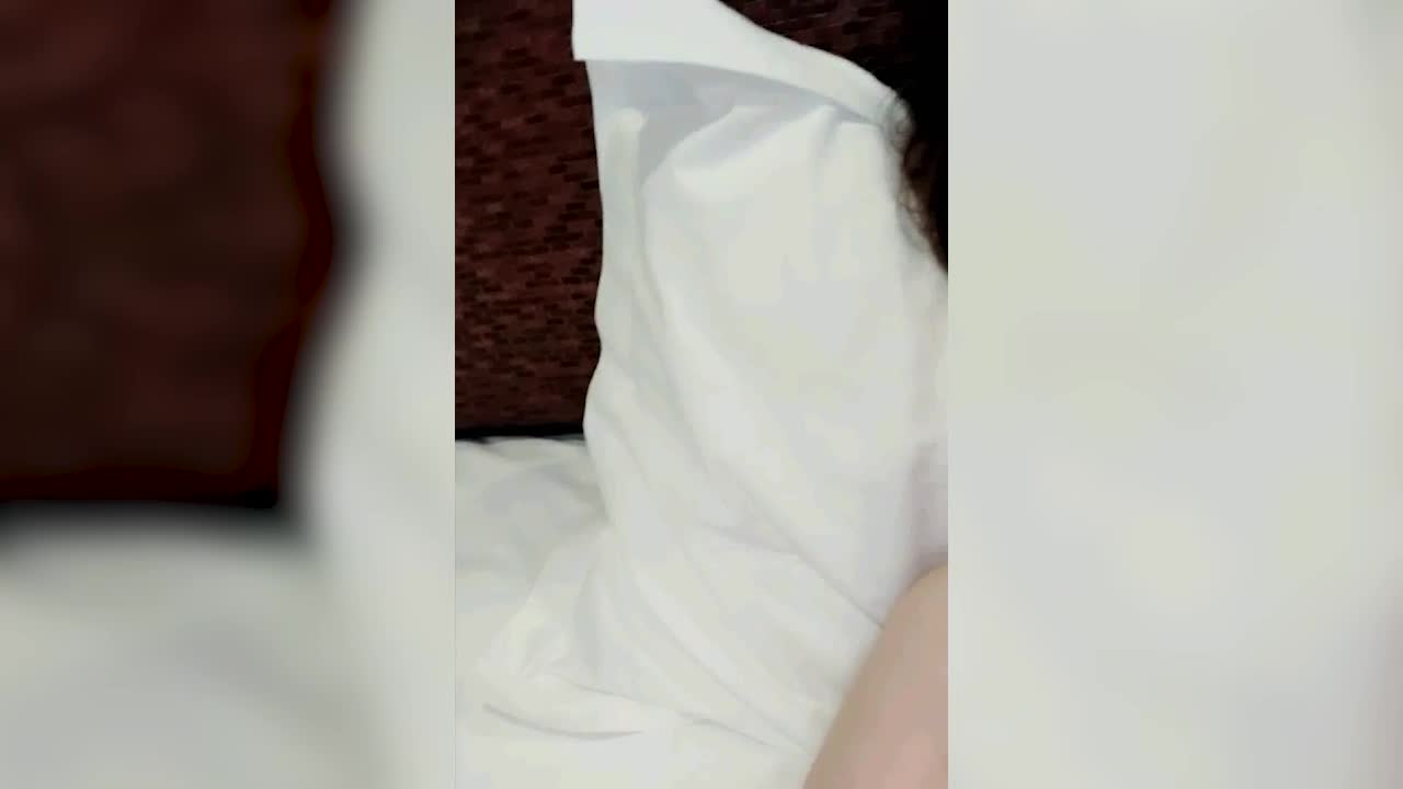 OP_473 女孩穿内衣开直播 男友受不了直接上去干她