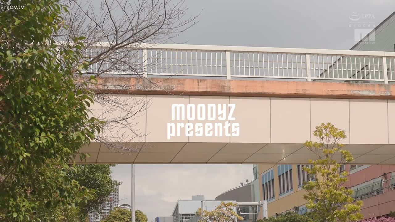 MIDV-465 和毁掉我的放荡赛夫勒姐姐一起住在酒店，用嘴和真子的无限PtoM中出来一场中出约会，我被逼成了废物奈绪神宫寺 - 神宫寺奈绪