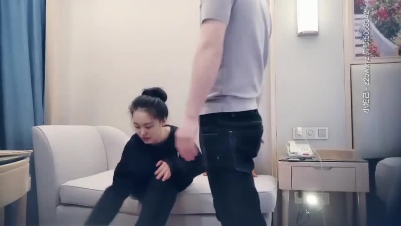 小天探花深夜场牛仔外套会一字马纹身妹子啪啪，穿上性感吊带黑丝翘屁股口交猛操