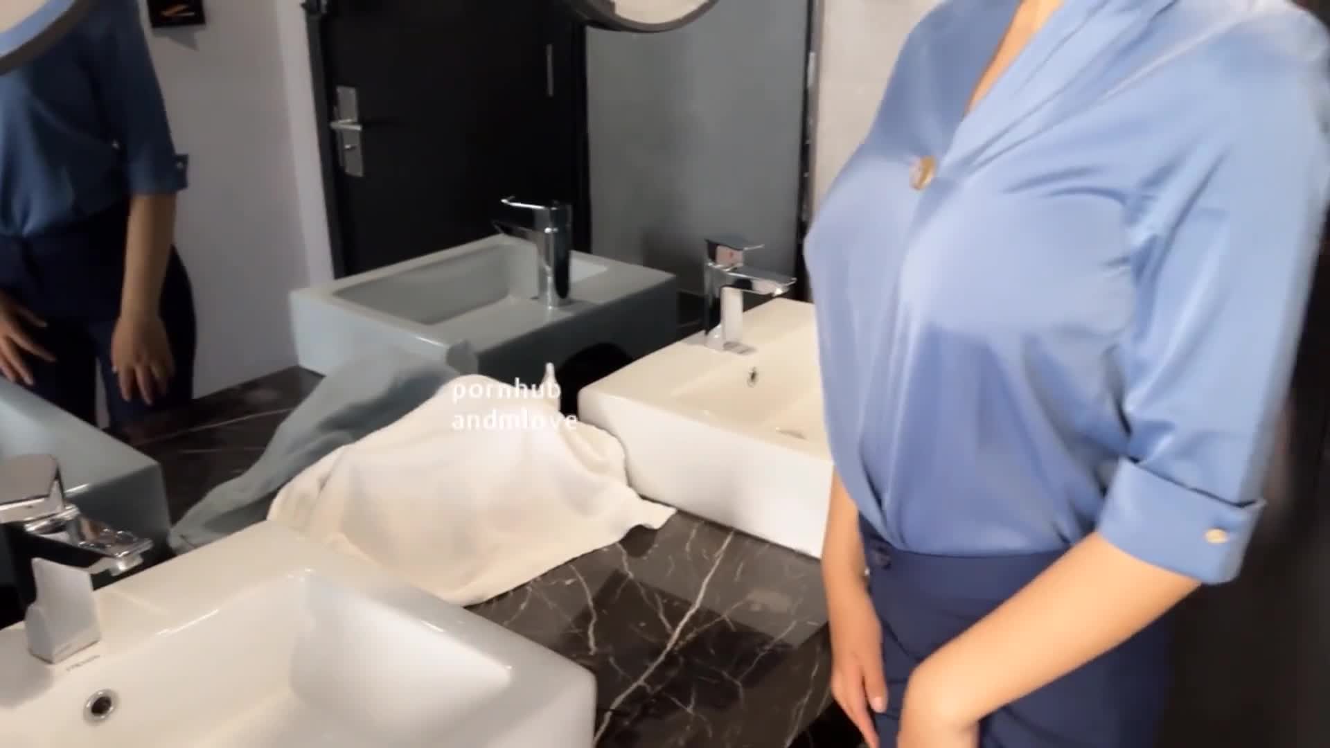 美女同事午休时间被经理勾引到了酒店