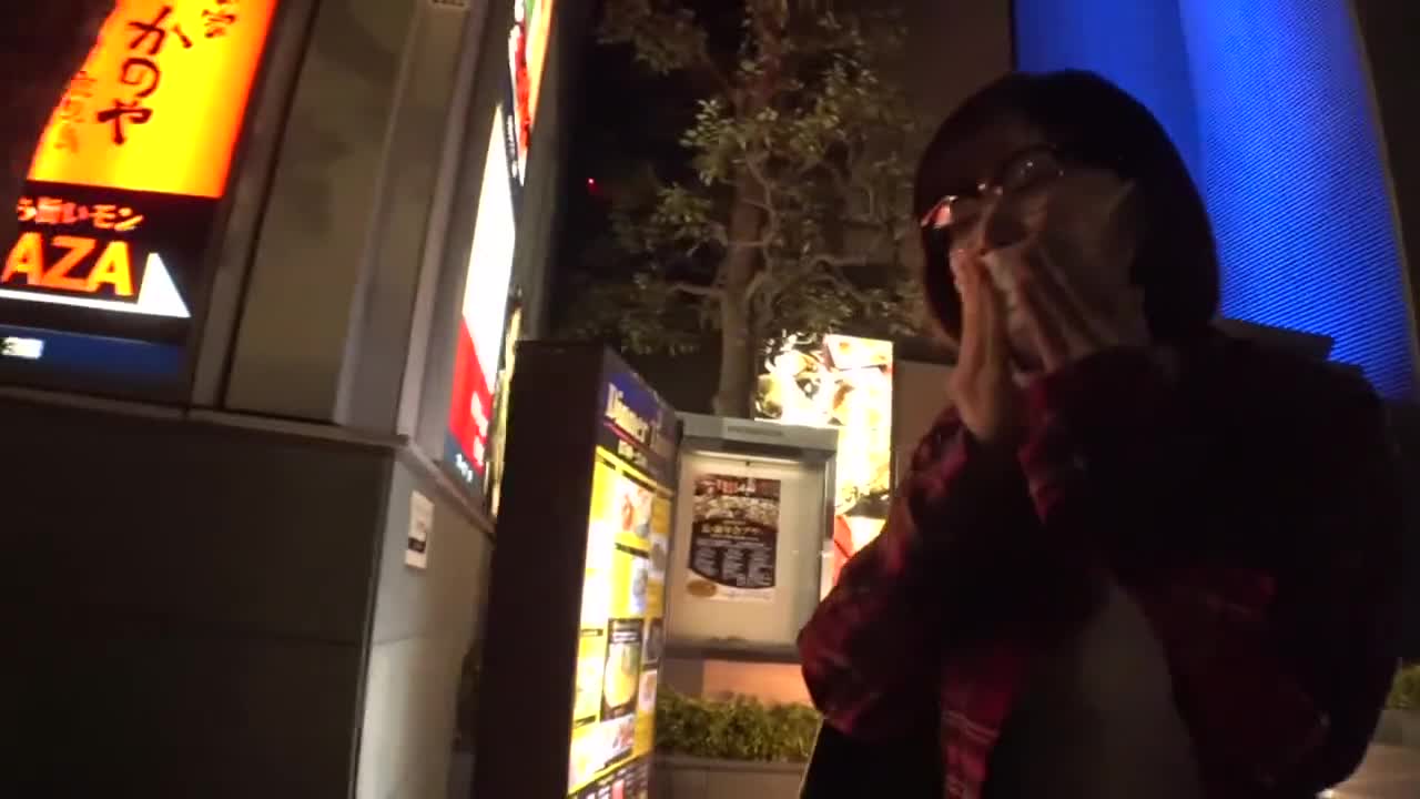 事務所に内緒で変装してまでやってきた超人気AV女優