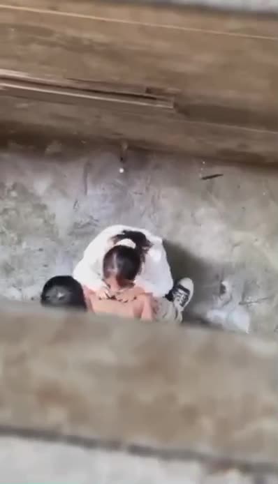 在工厂后小巷发现一对少男女在口交，立马自掏手机偷拍留念