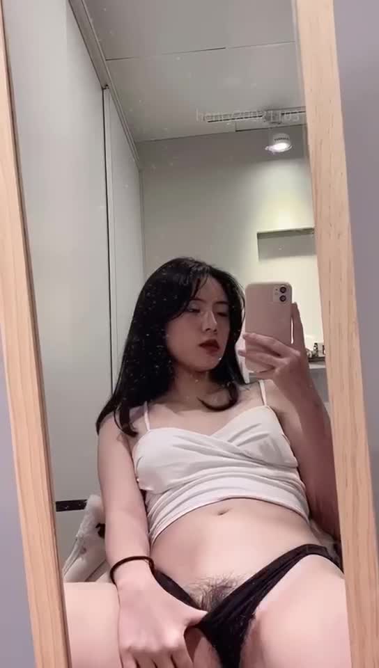 金主要求高颜值少女自拍自慰视频，最后女孩鞠躬感谢金主金钱上支持