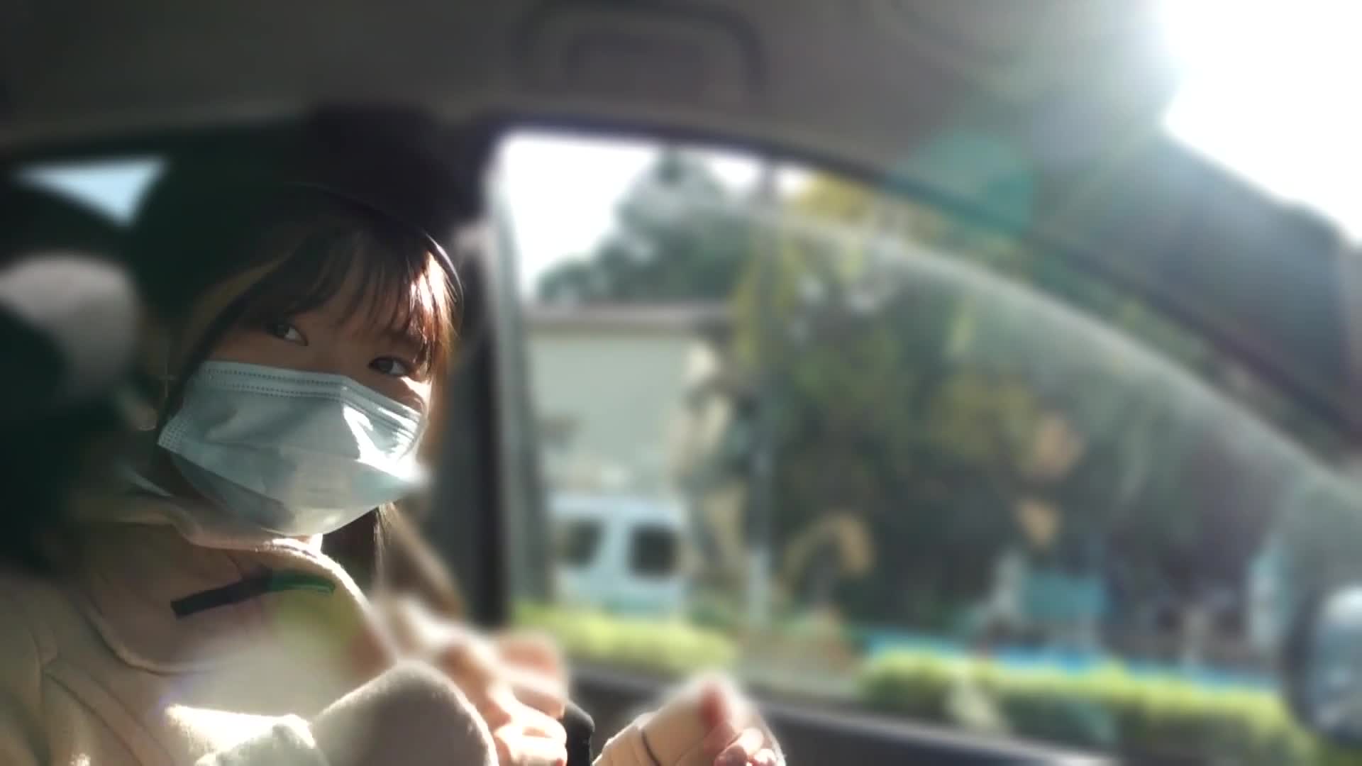 NEBO-004 Chocolat Maron 静静毫无防备地看著你的女孩。我渴望从阳光下开始剥落的黑色蛋皮和美丽的单线蓬松裂纹中飘出的香味
